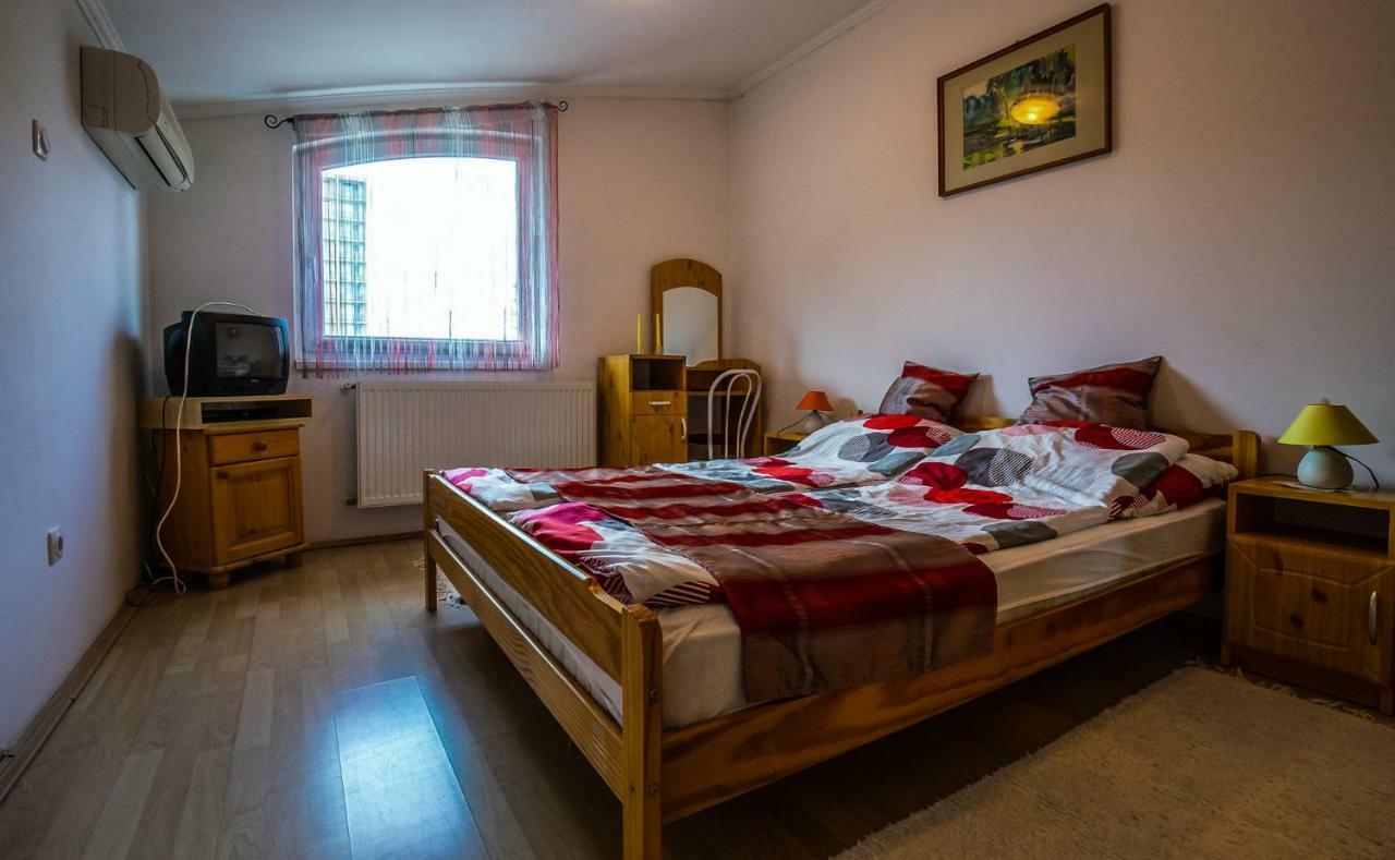 Kis-Gast Panorama Apartman ไฮจ์ดุสโซบอสโล ภายนอก รูปภาพ